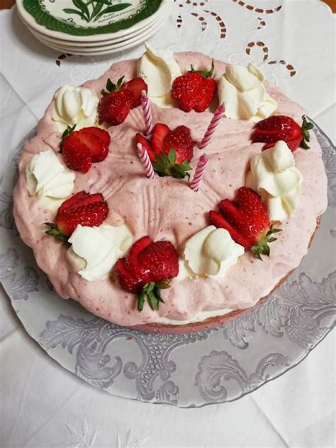 strawberry-bavarian-cream-cake-kopiasteto-greek image