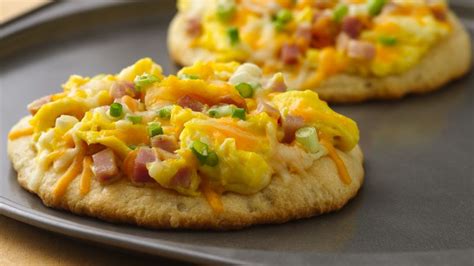ham-swiss-and-cheddar-breakfast-pizza image