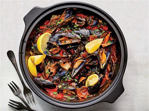 15-minute-mussels-in-spicy-tomato-sauce-cooking image