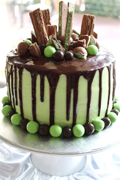 chocolate-mint-drip-cake-bakerholics-anonymous image