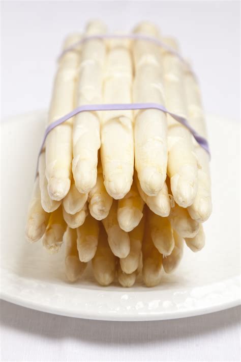 how-to-cook-white-asparagus-great-british-chefs image