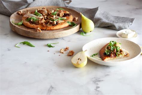gorgonzola-pear-pizza-the-classy-baker image