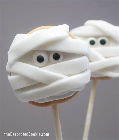 halloween-mummy-cookies-on-a-stick-fun-food-idea-for image