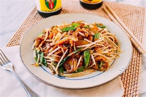 poor-mans-thai-noodles-the-woks-of-life image