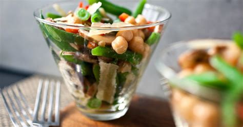 green-bean-salad-with-chickpeas-and-mushrooms-the image