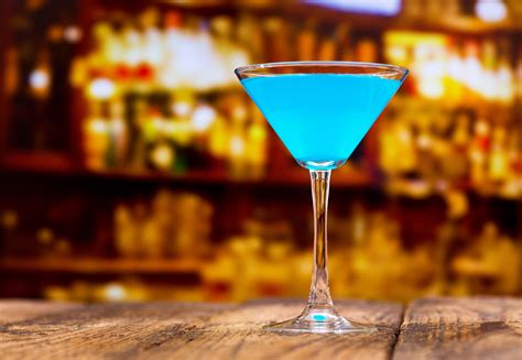 easy-blue-martini-recipe-recipesnet image