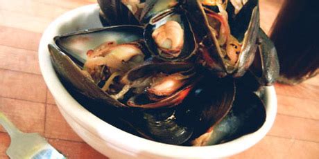 steamed-mussels-with-irish-stout-and-black-pepper image