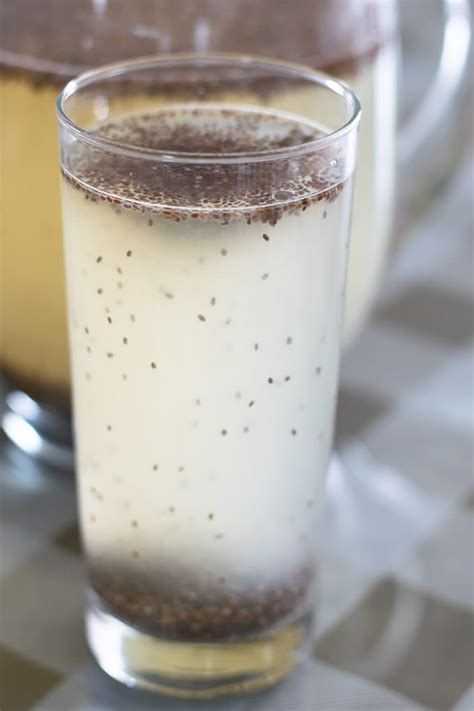 agua-de-limn-con-chia-chia-lime-water-thrift-and image