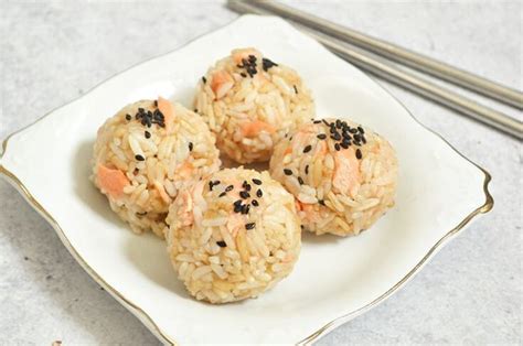 salmon-rice-balls-jaja-bakes-jajabakescom image