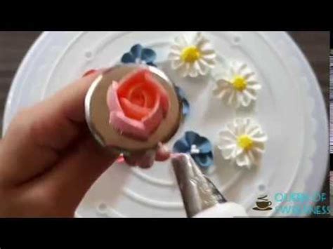 how-to-pipe-a-rose-and-more-flowers-with-whipped image