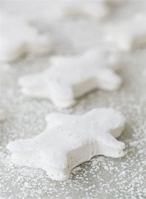 homemade-holiday-marshmallows-sugar-and-charm image