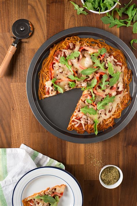 spaghetti-crust-pizza-with-sausage-and-peppers-share image
