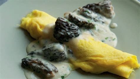 omelet-with-creamy-morel-mushrooms-the-splendid image