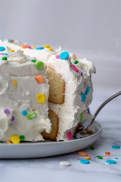 fluffy-moist-gluten-free-white-cake-mamagourmand image