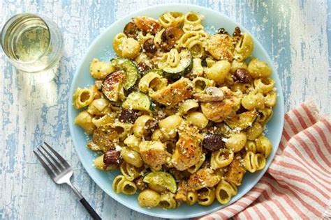 recipe-pesto-chicken-pasta-with-zucchini-mushrooms image