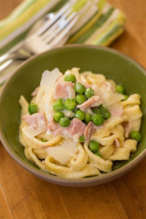 creamy-fettuccine-with-ham-and-peas-edible-new image