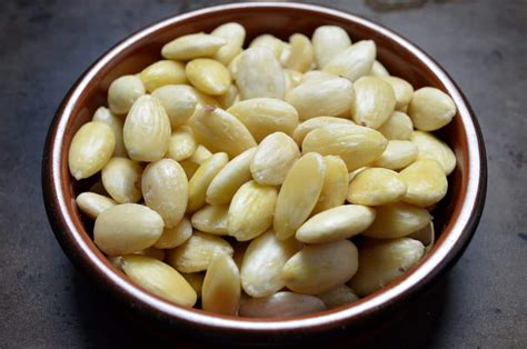 blanching-almonds-only-5-easy-steps-she-loves image