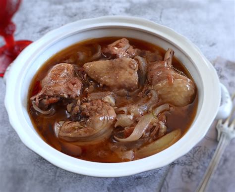 chicken-stew-with-red-wine-and-rosemary-recipe-food image