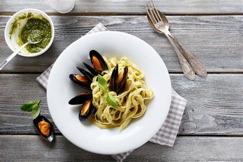 the-pros-and-cons-of-eating-mussels-livestrong image