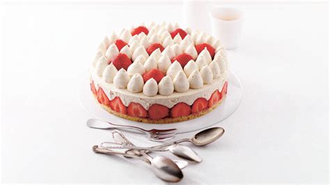 fraisier-cake-is-the-ultimate-strawberry-cake image