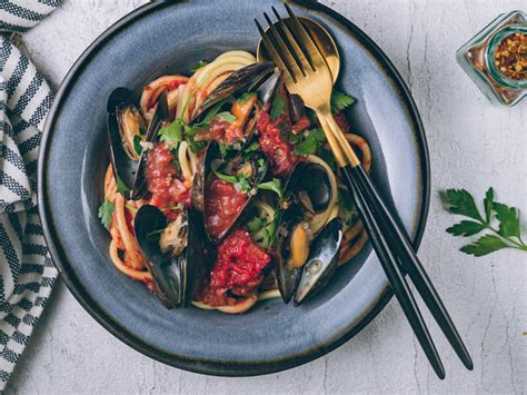 pasta-with-mussels-in-spicy-tomato-sauce-pomi-usa image