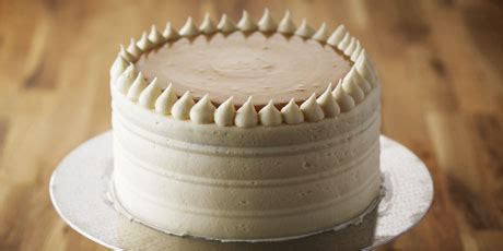 best-classic-vanilla-birthday-cake-with-caramel-pastry image