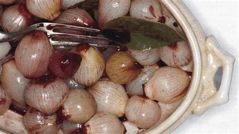 glazed-pearl-onions-in-port-with-bay-leaves-recipe-bon image