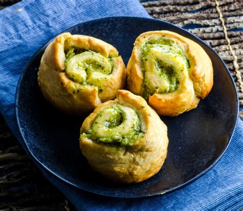 easy-cheesy-pesto-rolls-may-i-have-that image