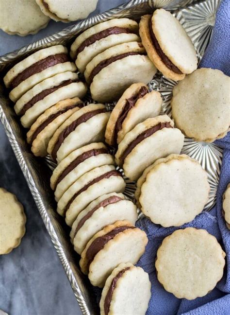vanilla-bean-sandwich-cookies-with-chocolate-cream image