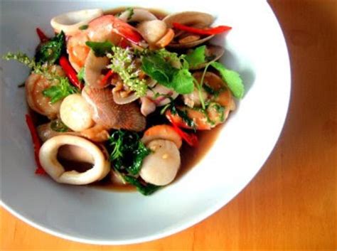 phad-ka-pao-talay-stir-fried-seafood-with-holy-basil image