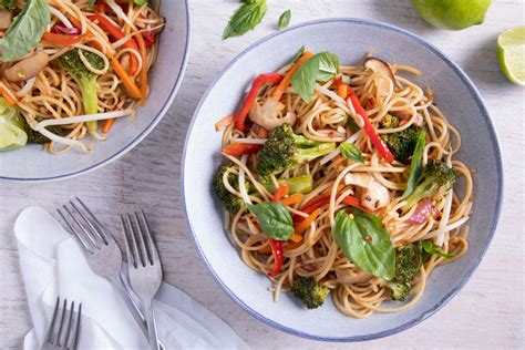 thai-stir-fried-noodles-recipe-with-vegetables-the image