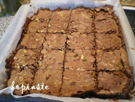 chocolate-brownies-with-pistachios-kopiasteto image