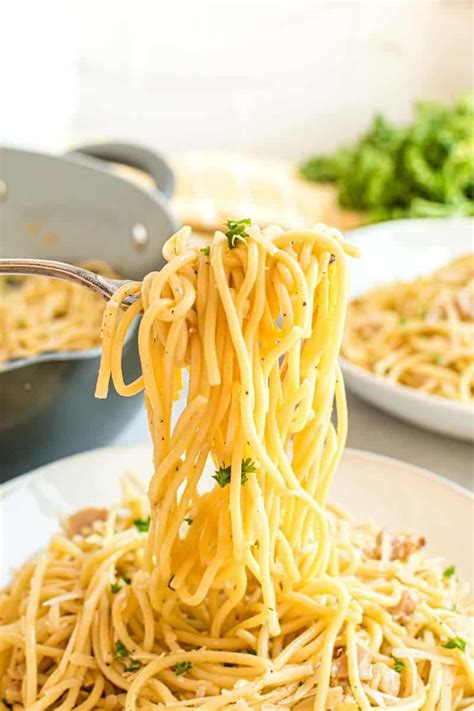 spaghetti-with-canned-clams-recipe-ready-in-15 image