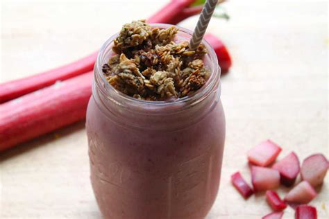 strawberry-rhubarb-pie-smoothie-recipe-kara-lydon image