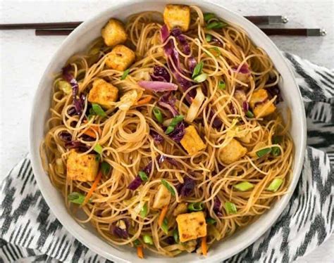 singapore-noodles-with-chicken-vegetables-food image