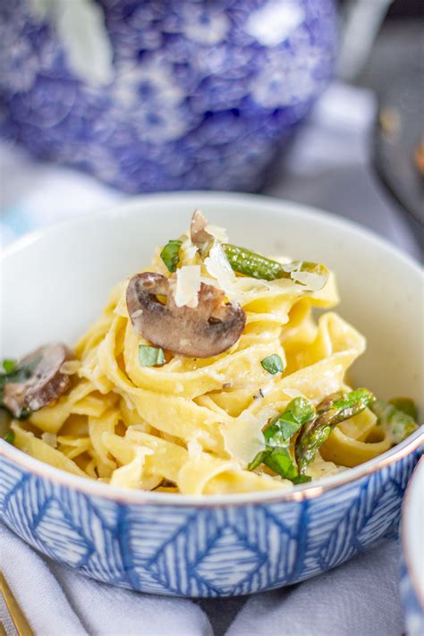 creamy-pasta-with-asparagus-and-mushrooms image