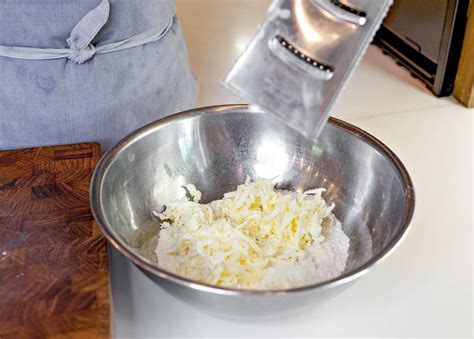 how-to-make-pie-dough-by-hand-simply image