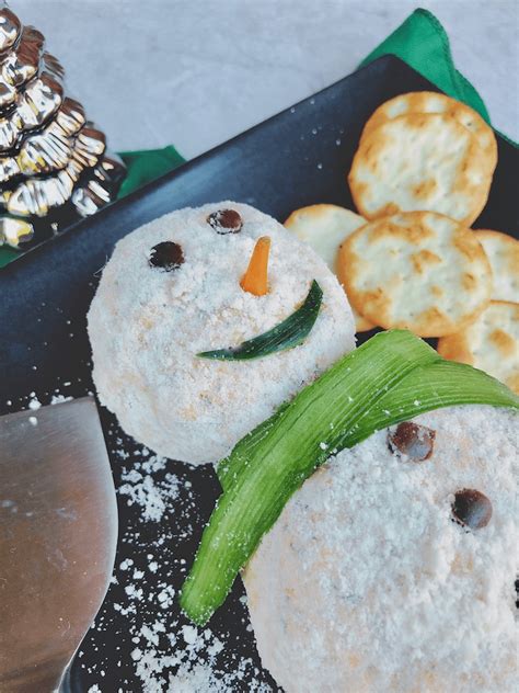 frosty-the-snowman-cheese-ball image