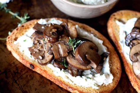 mushroom-toast-with-ricotta-spread-binge-worthy-bites image