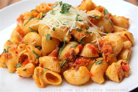 tuna-and-tomato-pasta-laylitas image