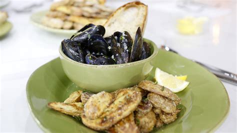 moules-frites-steamed-mussels-and-fries-today image
