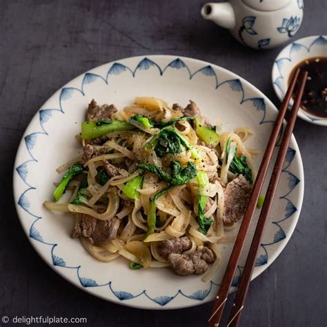 vietnamese-stir-fry-rice-noodles-with-beef-pho-xao-thit-bo image