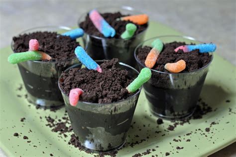dirt-cups-with-gummy-worms-mommys-fabulous image