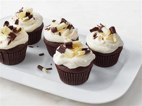 chocolate-cupcakes-with-double-chocolate-curls-food image