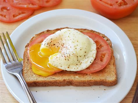 how-to-make-a-poached-egg-step-by-step-foodcom image