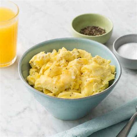 how-to-microwave-scrambled-eggs-incredible-egg image