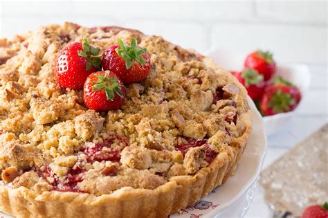 strawberry-rhubarb-pie-errens-kitchen image