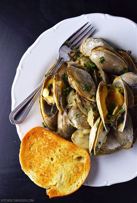 creamy-beer-steamed-clams-with-grilled-bread image
