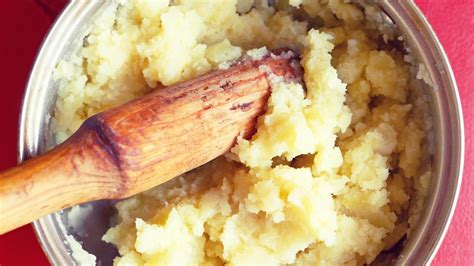 rachaels-easy-5-ingredient-mashed-potatoes-rachael image