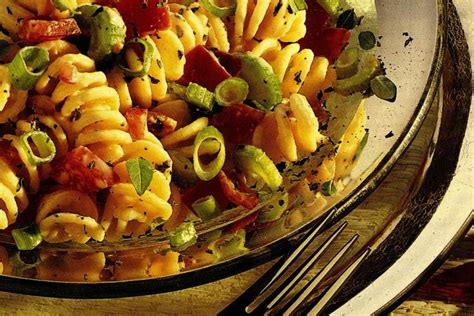creamy-pasta-salad-with-bacon-and-tomato-canadian image